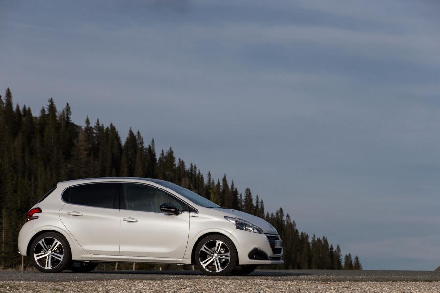  Peugeot 208 GT Line 5-Door 2015 года  (фото 14 из 20)